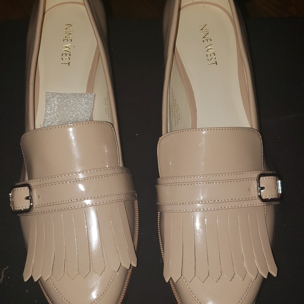 NEW NINE WEST SIZE 11M PATENT LEATHER (MAN MADE) BEIGE WINGTIP LOAFERS